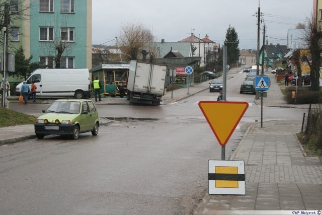 Ciężarówka sama wjechała w kiosk