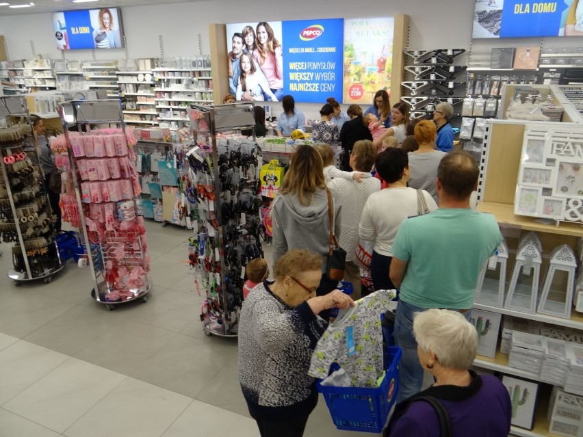 Nowy sklep popularnej sieci w Działoszynie oblegany przez mieszkańców [FOTO]