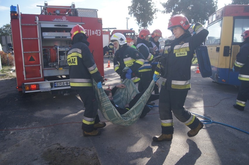 Wypadek autobusu - ćwiczenia strażaków na terenie MPK...