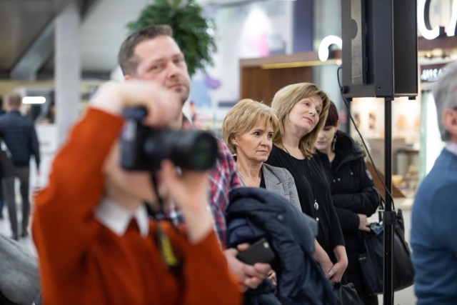 W CH Focus odbył się dziś (sobota, 23 lutego) finał 32. edycji Ogólnopolskiego Konkursu Fotograficznego „Dziecko i jego świat”. Na pokonkursowej wystawie pokazano blisko 80 najlepszych prac wybranych przez jurorów, a laureatom wręczono nagrody.  Wystawa w CH Focus prezentowana będzie do 7 marca br. Dziś w ramach imprezy zorganizowano ponadto bezpłatne warsztaty fotograficzne. Więcej o konkursie na stronie organizatora. 


Emerytury dla matek. Sprawdź, o co w tym chodzi!

