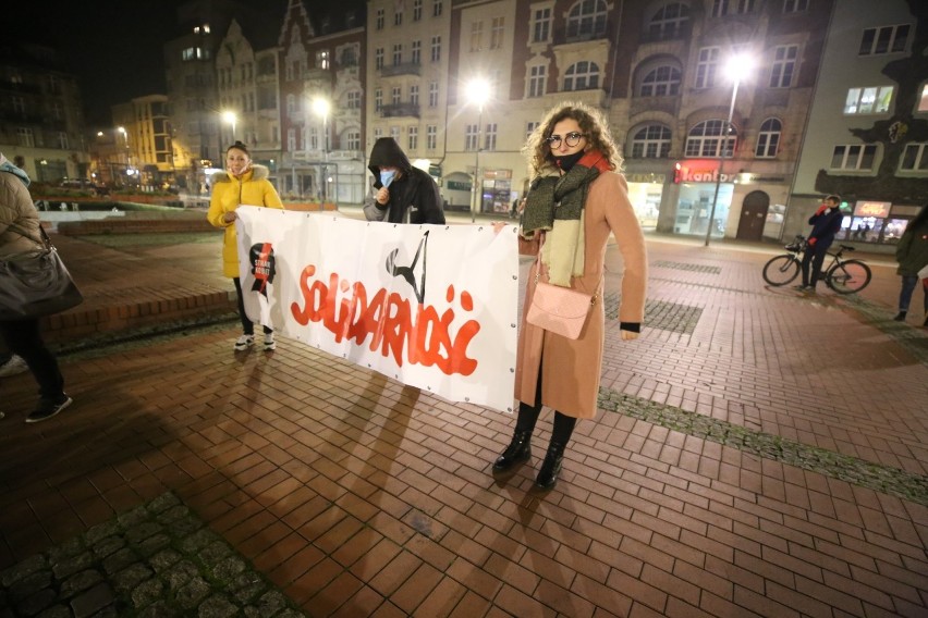 Strajk Kobiet w Bytomiu. Panie spacerowały ulicami miasta....