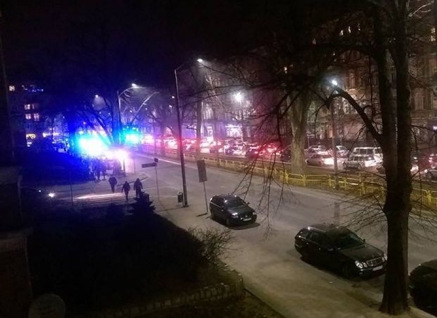 Auto potrąciło dwie osoby na al. Bohaterów Warszawy