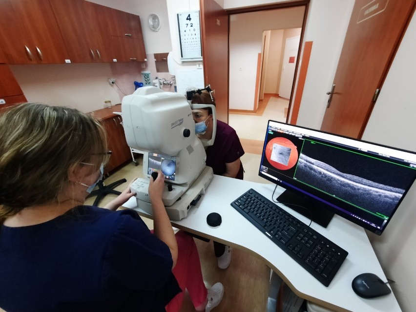 Gorlice. Nowoczesny mikroskop wart 650 tysięcy złotych trafił na oddział okulistyczny. Będzie wykorzystywany w operacjach zaćmy [ZDJĘCIA]