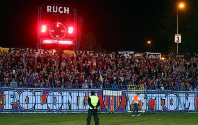Kibice Polonii Bytom na meczu z Ruchem na stadionie w Chorzowie. Zobacz kolejne zdjęcia. Przesuwaj zdjęcia w prawo - naciśnij strzałkę lub przycisk NASTĘPNE >>>