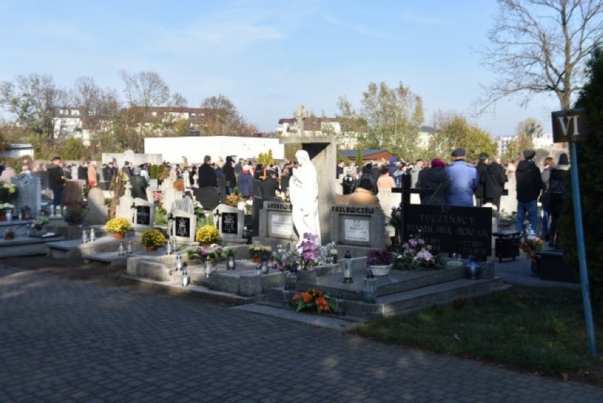Września: Cmentarz farny oraz komunalny w Dzień Wszystkich Świętych.  1 listopada w obiektywie