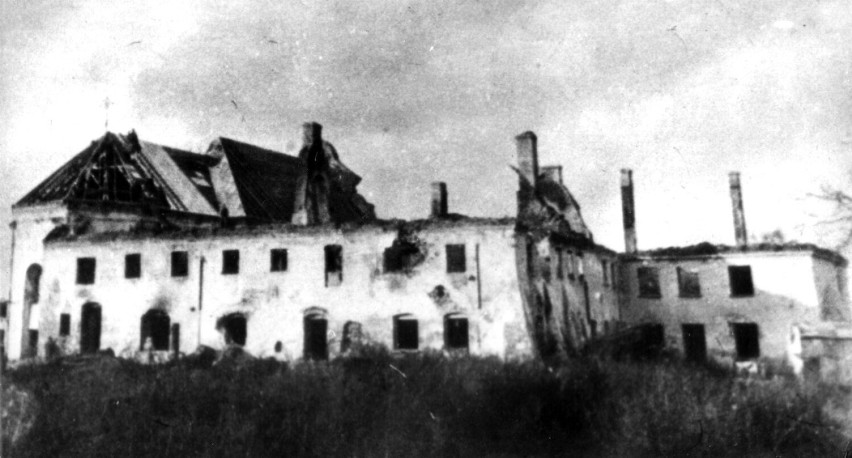 Zniszczony klasztor o.o. reformatów. Fot. z 1945 r