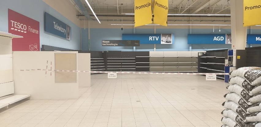 Puste sklepowe półki. Koniec ery Tesco we Wrześni [FOTO]