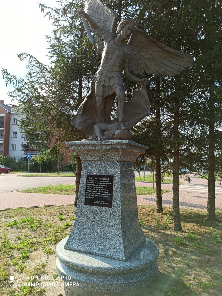 Tęczowa flaga na pomniku w Grodzisku Wielkopolskim