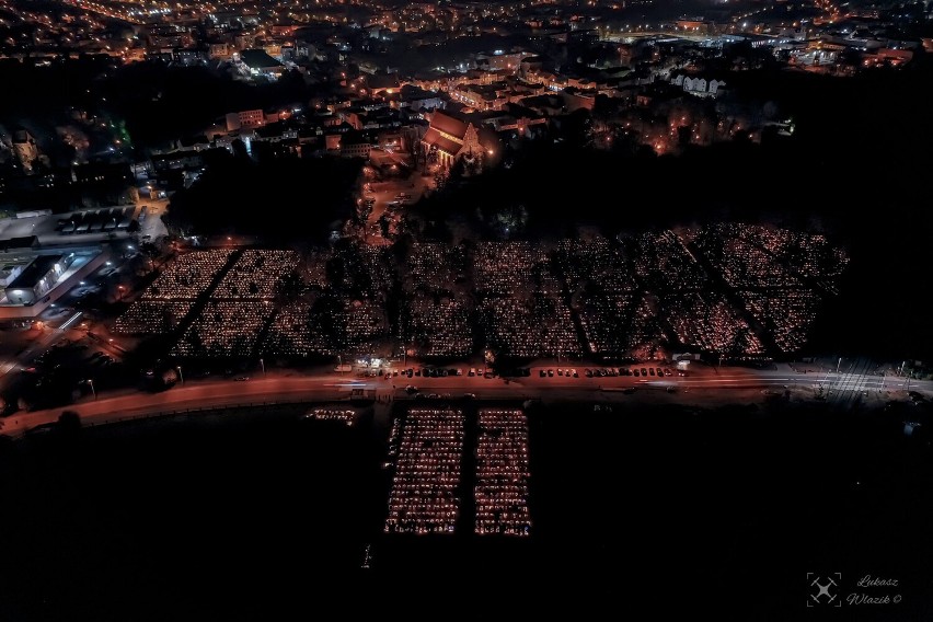Szamotuły. Rozświetlony cmentarz na zdjęciach z lotu ptaka. Wygląda pięknie!