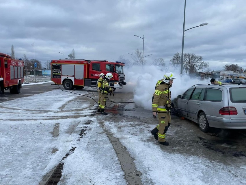 Pożar samochodu w Jastarni na ul. Mickiewicza. Przy basenie portowym palił się osobowy mercedes | WIDEO, ZDJĘCIA