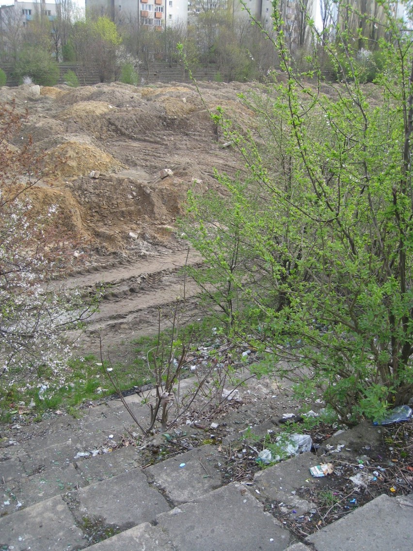 Widok z wału oraz zaśmiecony teren po stronie dawnego stadionu