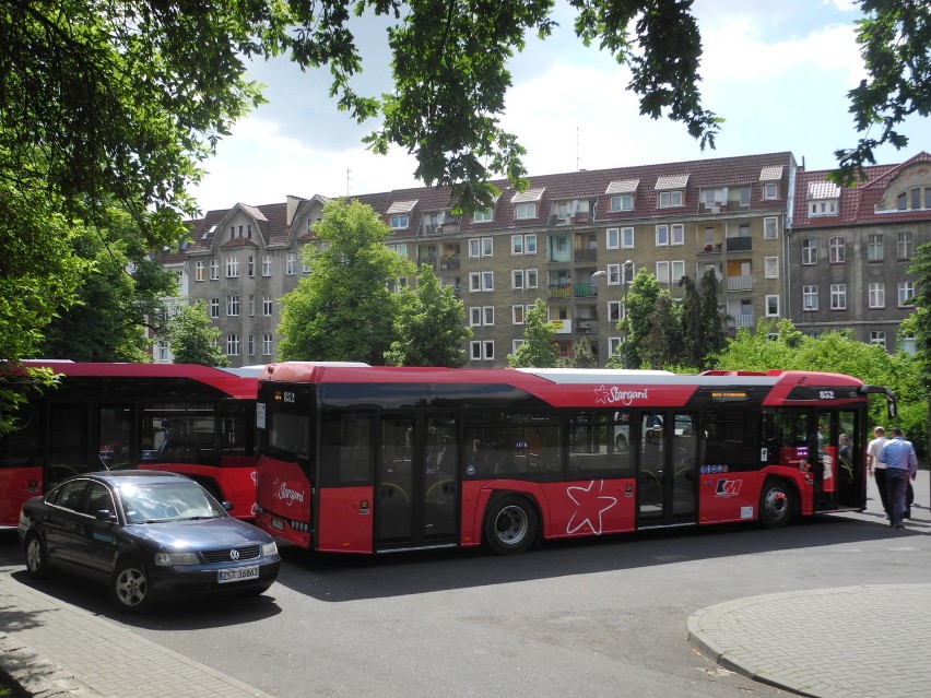 Nowe autobusy już na trasach. Wyjechały z placu Wolności. Do lutego 2019 roku będzie ich szesnaście 