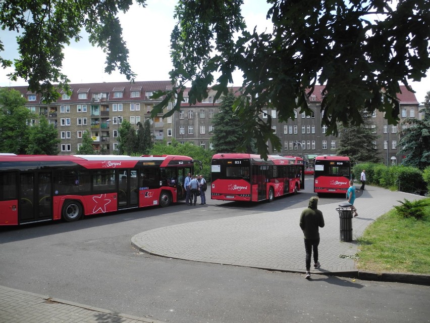 Nowe autobusy już na trasach. Wyjechały z placu Wolności. Do lutego 2019 roku będzie ich szesnaście 