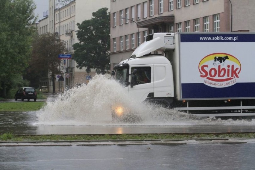 Burza w Łodzi. Sparaliżowane ulice, rozlewiska, zalane wiadukty. Zobaczcie, co się działo [ZDJĘCIA]