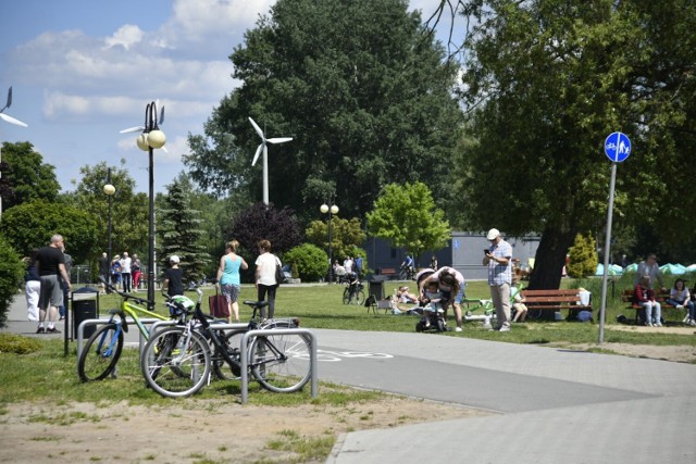 W niedzielne przedpołudnie nad zalew na radomskich Borkach wybrało się sporo osób. Ładna słoneczna pogoda zachęcała do spaceru. Dużym powodzeniem wśród dzieci cieszyły się trampoliny i plac zabaw. Na boisku do piłki plażowej miłośnicy sportu rozgrywali mecze. Nie brakowało również rowerzystów.

Zobaczcie zdjęcia na kolejnych slajdach. Używajcie gestów i strzałek.