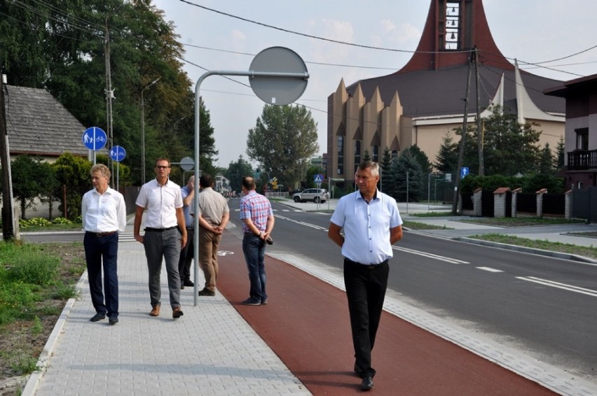 Ulica Traugutta w Czechowicach-Dziedzicach wygląda wzorowo - są chodniki i ścieżka rowerowa ZDJĘCIA
