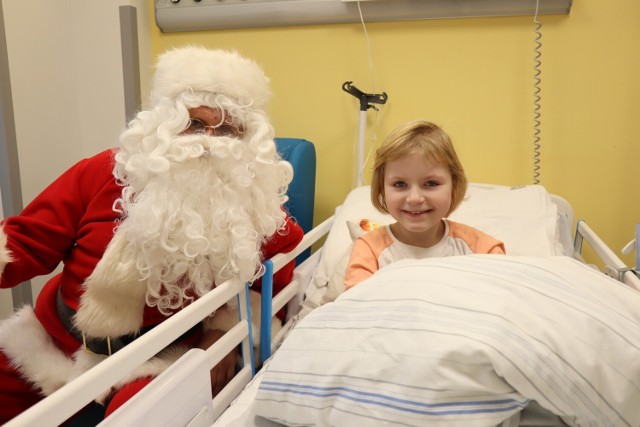 Poranna wizyta Świętego Mikołaja to niejedyna atrakcja przygotowana dla najmłodszych pacjentów USK w Opolu.