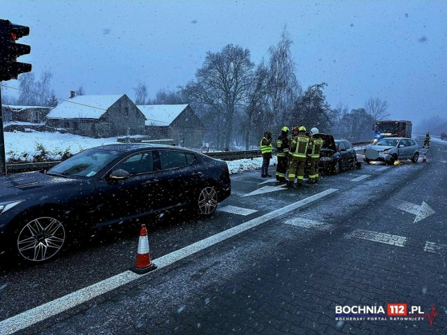 Kraksa trzech samochodów na DK94 w Siedlcu koło Bochni, 16.01.2024