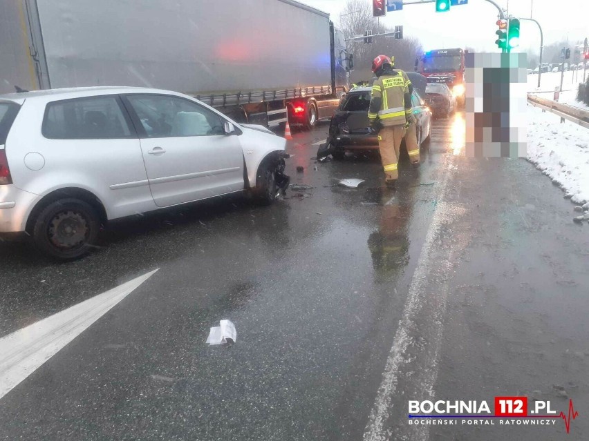 Trzy samochody zderzyły się na drodze krajowej nr 94 w Siedlcu koło Bochni, 23-latka nie zachowała odstępu