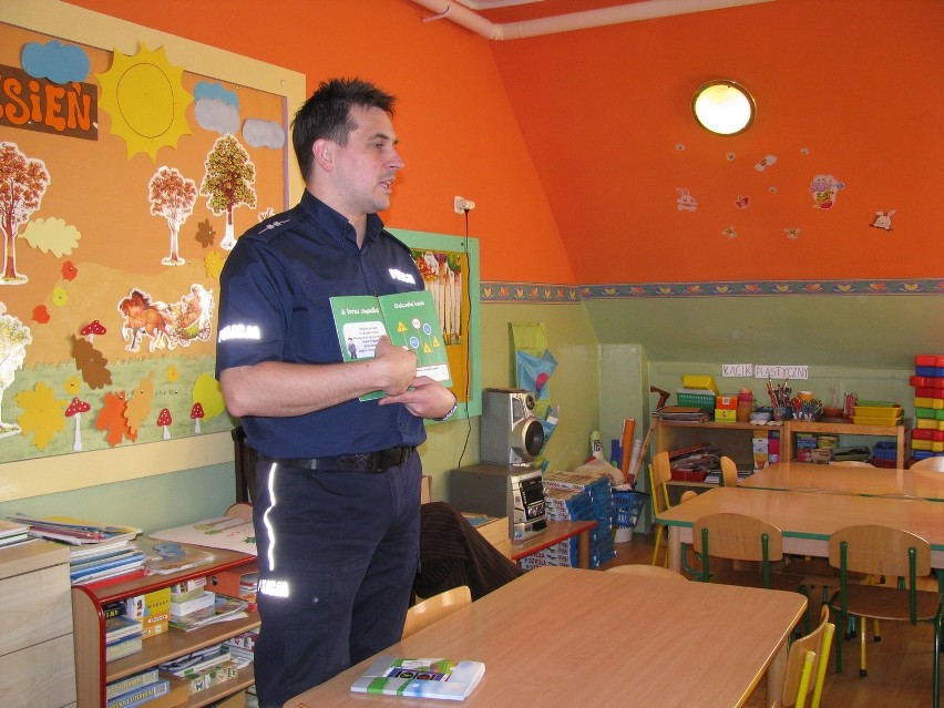 Lębork: Policjanci z Lęborka odwiedzili przedszkolaków