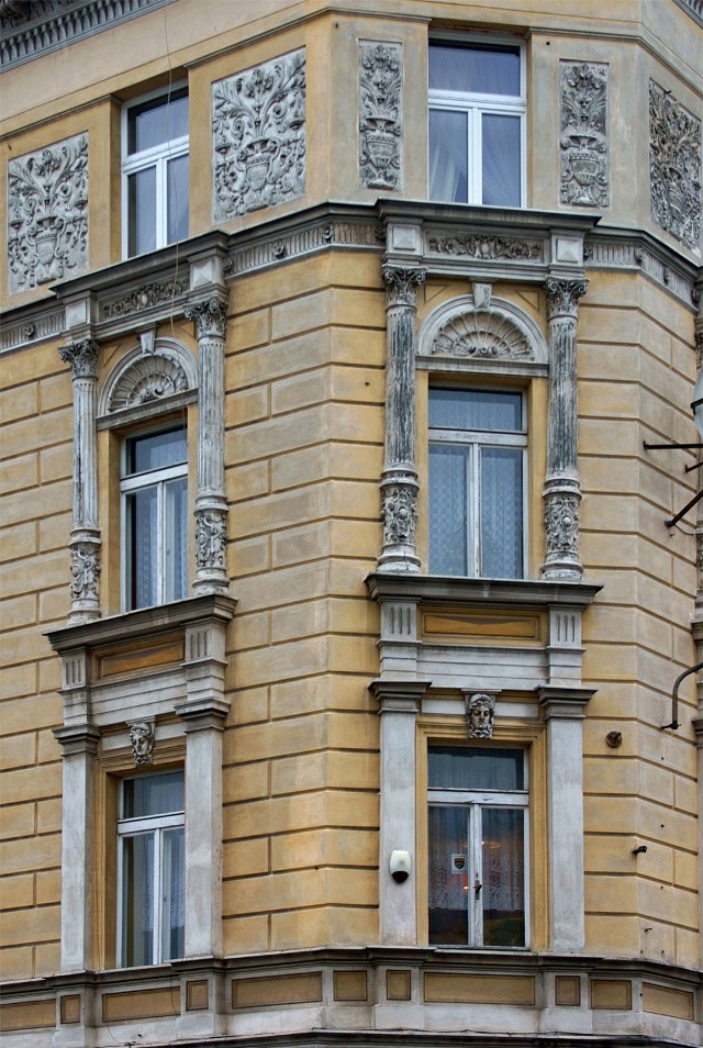 Ekletyczna fasada jednej z kamienic w Opolu