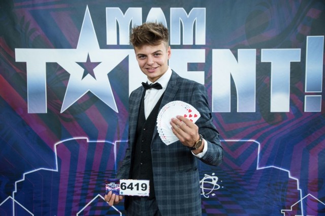 Czarek Czaruje, iluzjonista z Radomia dzisiaj wieczorem zaprezentuje się przed jury programu Mam Talent na antenie TVN. 

Czarek miał 10 lat dziadek pokazał mu sztuczkę magiczną, która zafascynowała go do tego stopnia, że przez kolejny miesiąc myślał na czym polega jej tajemnica. W końcu dziadek wyjawił sekret wnuczkowi, a ten zaczął pokazywać sztuczkę rówieśnikom. 

>>>KLIKNIJ NASTĘPNE ZDJĘCIE ABY CZYTAĆ DALEJ