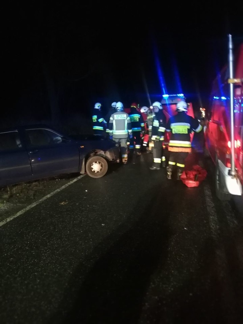 Tragiczny wypadek w Gniazowie [ZDJĘCIA] 71-letni kierowca zjechał na przeciwny pas i zderzył się czołowo z