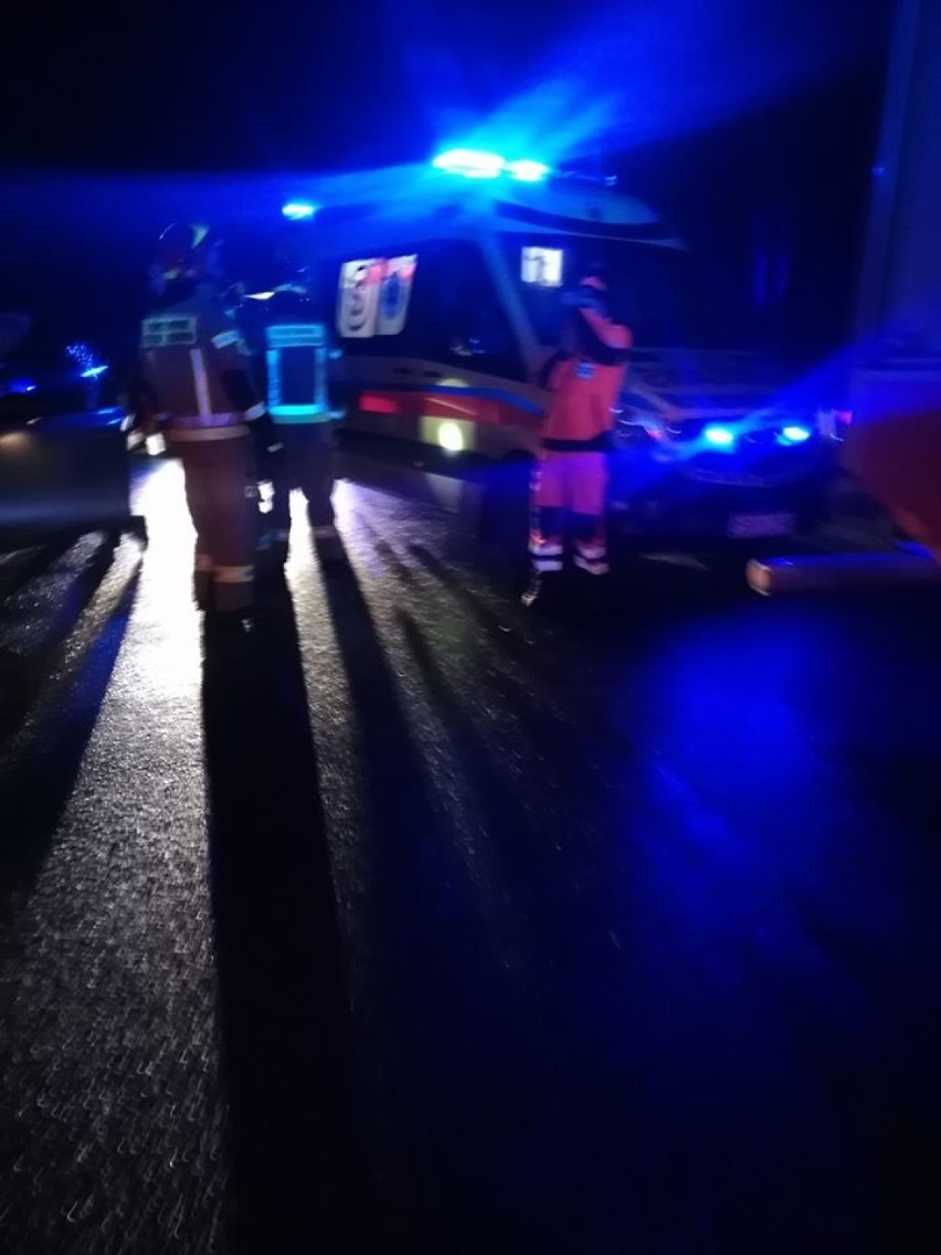 Tragiczny wypadek w Gniazowie [ZDJĘCIA] 71-letni kierowca zjechał na przeciwny pas i zderzył się czołowo z