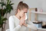 Suche powietrze powoduje kaszel i katar, jest groźne dla alergików! Jak je nawilżyć? Domowe sposoby, nawilżacz powietrza czy rośliny?
