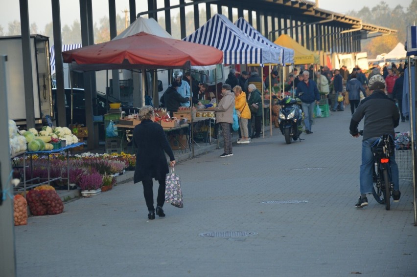 Jesienny rynek przy Mickiewicza w Zduńskiej Woli. Takie są...