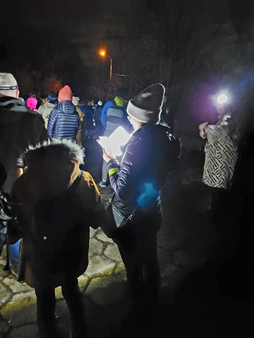 Chorzów. Nocna Droga Krzyżowa przeszła przez Maciejkowice. 150 ludzi szło nocą z krzyżami w ciszy. Zobacz zdjęcia