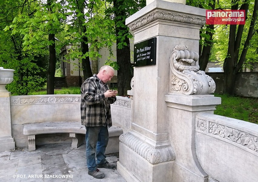 Pomnik Paula Rittera przy ul. Moniuszki w Wałbrzychu po...