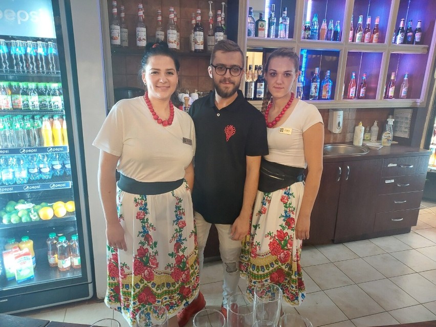 Na zdjęciu: Dawid Skoczylas z kelnerkami, Karoliną i Iwoną