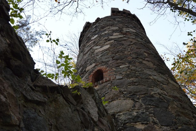 Spacerując po lesie w pobliżu Mostek można natknąć się na... kamienną wieżę.