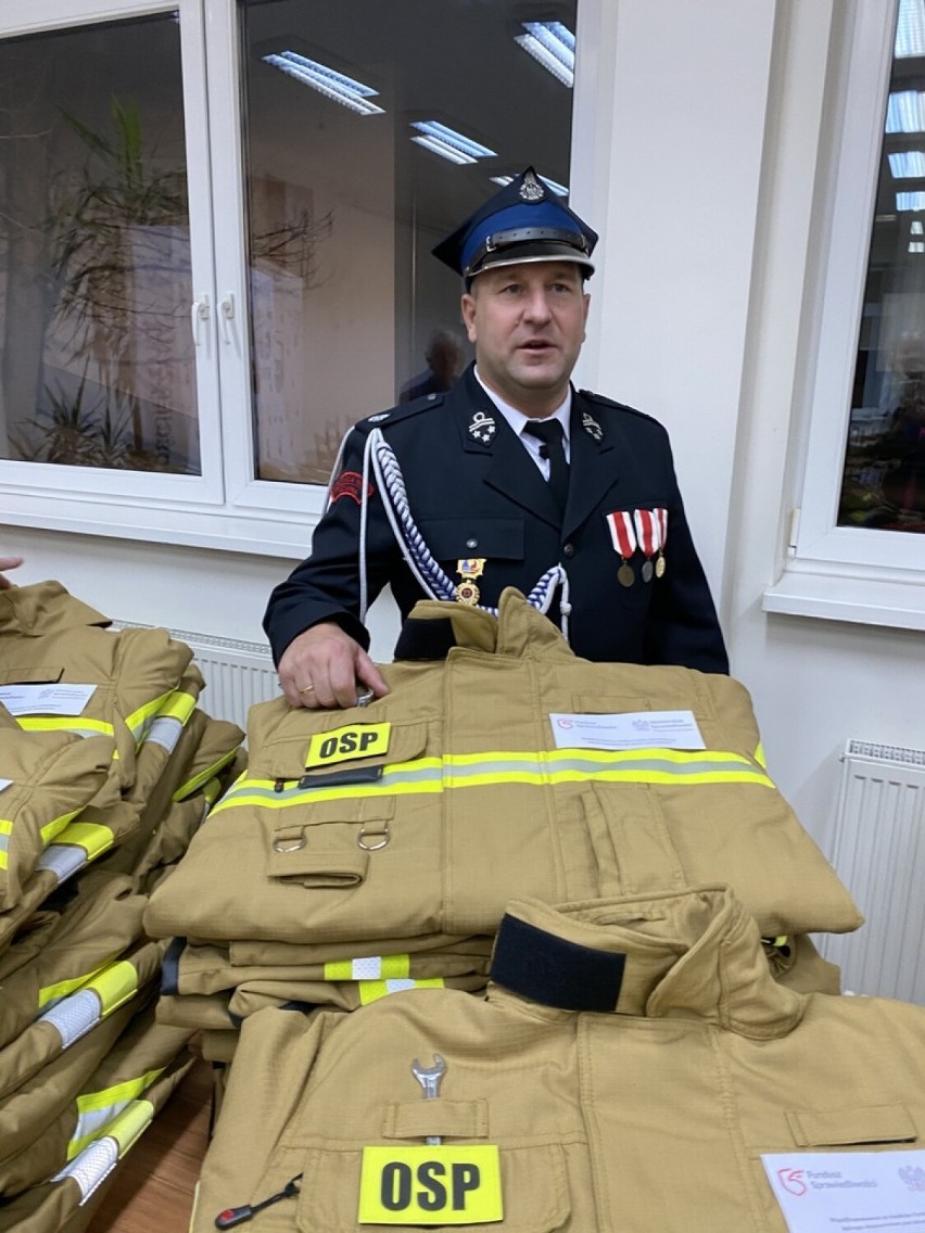 Przekazanie ubrań specjalnych dla strażaków OSP z gminy Kościerzyna