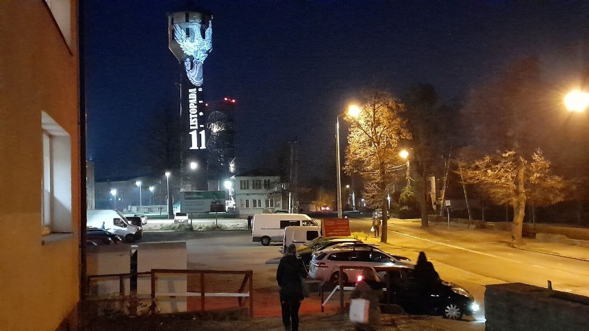 Niezwykła, patriotyczna iluminacja na terenie kopalni Ignacy w Rybniku-Niewiadomiu. Zobacz jak się prezentuje po zmroku 