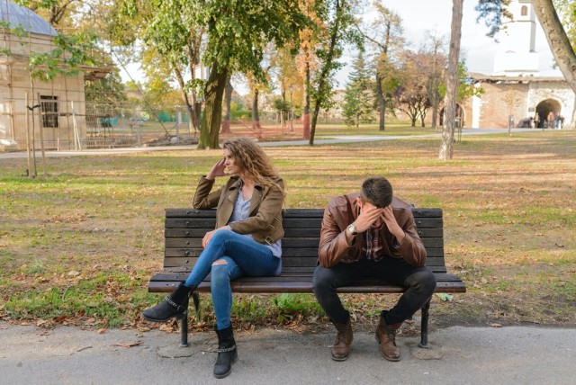 Dr John Gottman i dr Julie Schwartz Gottman przez prawie pięć dekad prowadzili badania nad wszystkimi aspektami małżeństwa. Opracowali podejście, które nie tylko wspiera i pomaga naprawiać trudne relacje partnerskie, ale także wzmacnia szczęśliwe związki.