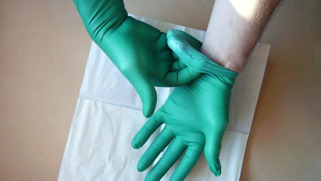 Jak ściągnąć rękawiczki jednorazowe?