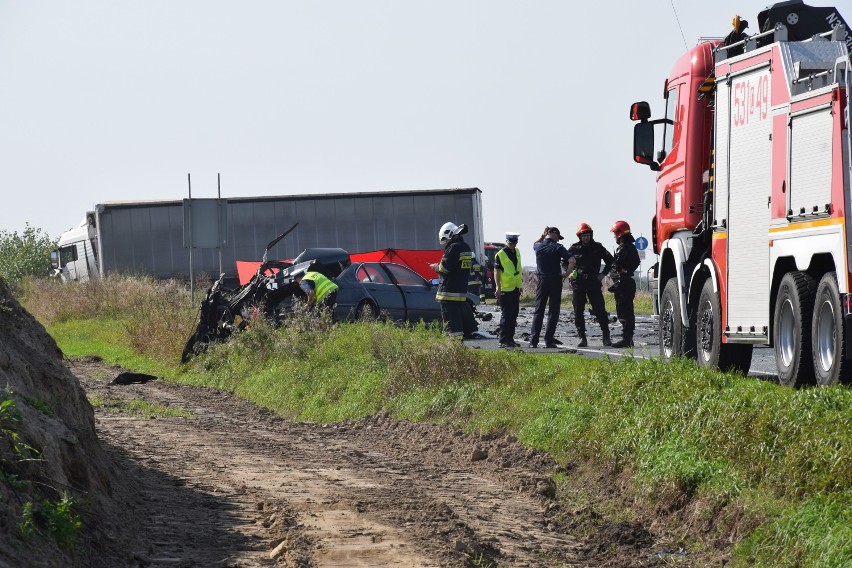 Śmiertelny wypadek na DK5 w Luszkowie pod Świeciem. BMW zderzyło się z ciężarówką