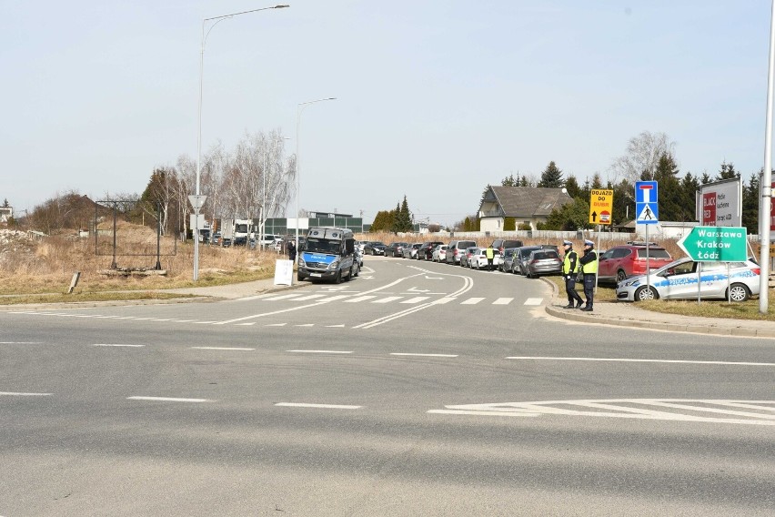 Korki i tłok na drogach prowadzących do Targów Kielce. Autobusy zmieniły trasy. Zobaczcie zdjęcia 