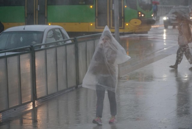 Podczas burzy należy unikać otwartych przestrzeni, nie chować się pod drzewami oraz zabezpieczyć przedmioty, które może porwać wiatr.