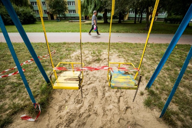 - Mając na względzie bezpieczeństwo dzieci korzystających z tych placów, uznaliśmy, że te urządzenia - które, co należy podkreślić, są już bardzo stare i nie nadają się do użytkowania - przeznaczymy do likwidacji - mówi Anna Tarbicka, wiceprezes zarządu RSM Jedność w Bydgoszczy.