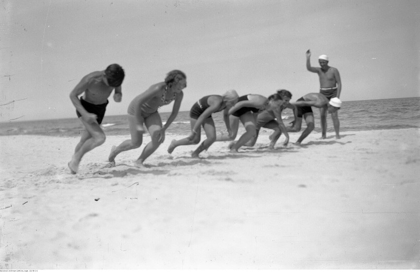 A tutaj plażowicze stają do wyścigu. Przed 1939 r.