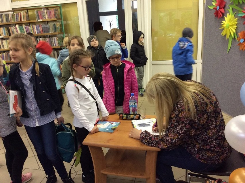 GÓRA. Żarty, śmiechy i wiersze. Agnieszka Frączek odwiedziła bibliotekę w Górze, Czerninie i Chróścinie. Dziecięca poetka podbiła dziecięce 