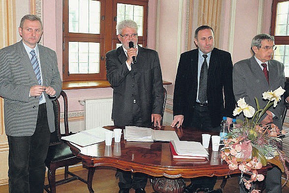 Przewodniczącym rady miejskiej, decyzją osiemnastu radnych, został Andrzej Sauter (drugi z lewej), a jego zastępcami (od lewej) &#8211; Dariusz Wypych, Krzysztof Górny i Radosław Januszkiewicz.