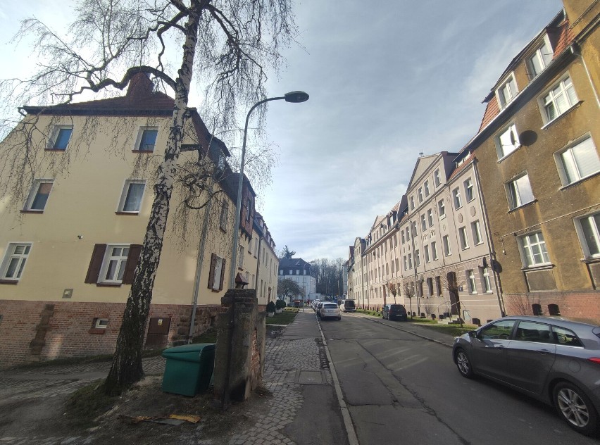 [*]Ulica Samosierry w Wałbrzychu liczy jedynie 7 budynków (...