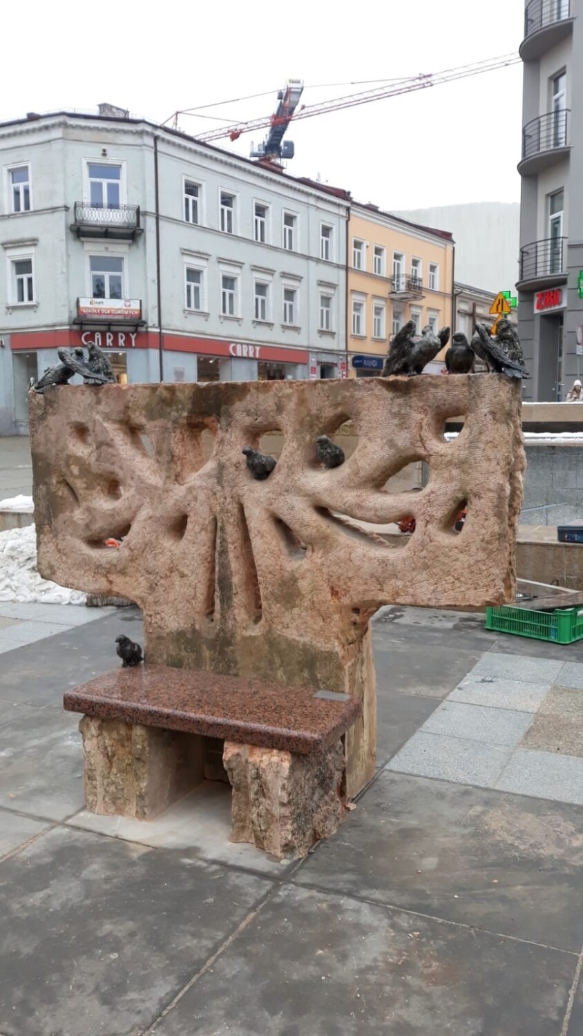 Walentynkowe ławeczki na Placu Artystów w Kielcach. Można sobie na nich robić zdjęcia. Zobaczcie