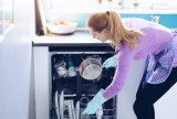 Jak oszczędnie korzystać ze zmywarki do naczyń? Najtańszy program zmywania cię zdenerwuje, ale i tak warto!