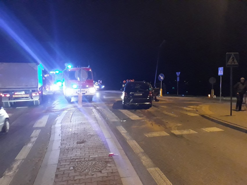 Wypadek na drodze 713 w Zaborowie koło Tomaszowa Mazowieckiego. Zderzyły się trzy samochody [ZDJĘCIA]
