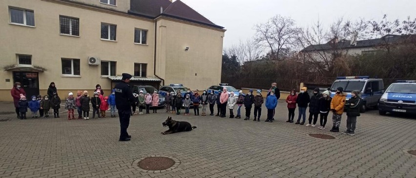 Uczniowie z Paniewa z wizytą u policjantów w KPP Radziejów [zdjęcia]